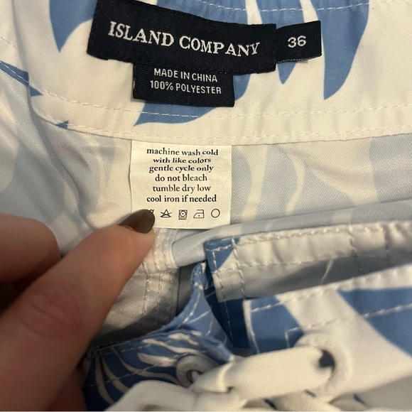 Men's Island Company Blue & White Tropical Print Swimsuit - Picture 5 of 8